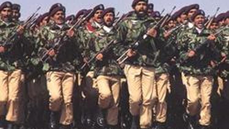 Pakistanda ordu ile siyaset arasında sular hiç durulmadı