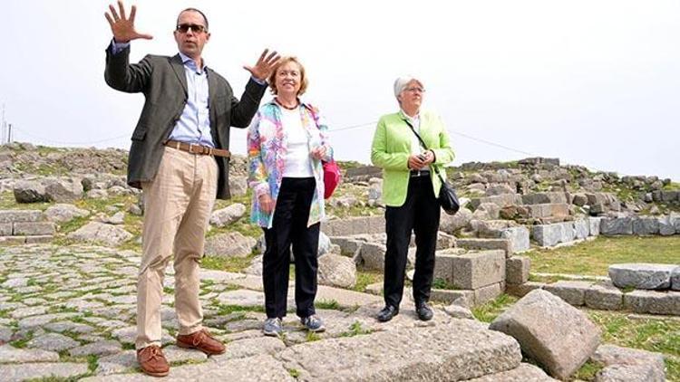 Alman Devlet Bakanı Böhmer, Bergama’ya hayran kaldı