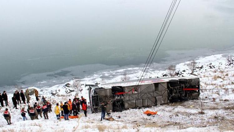 İstanbul otobüsü şarampole devrildi: 2 ölü 4 yaralı