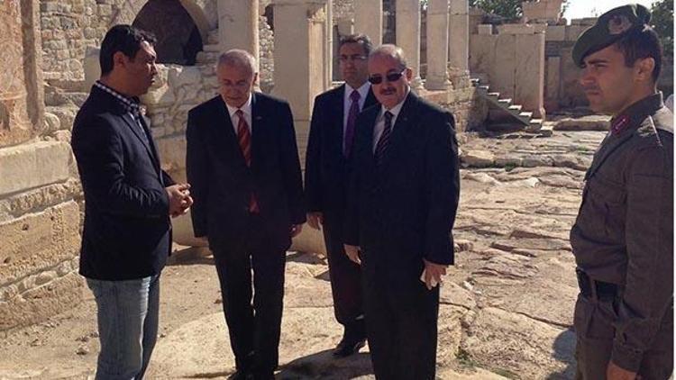Denizli Valisi ziyaret ettiği Tripolis Antik Kentine hayran kaldı