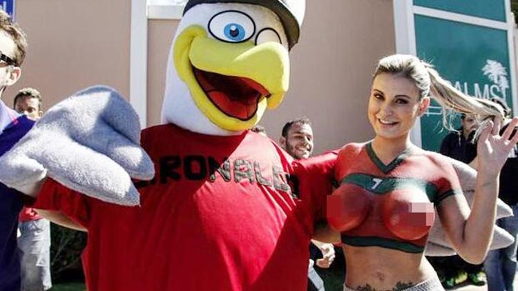 Andressa Urach vücudunu Ronaldo formasıyla kaplattı