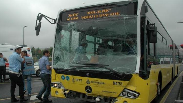 İki metrobüs çarpıştı çok sayıda yaralı var