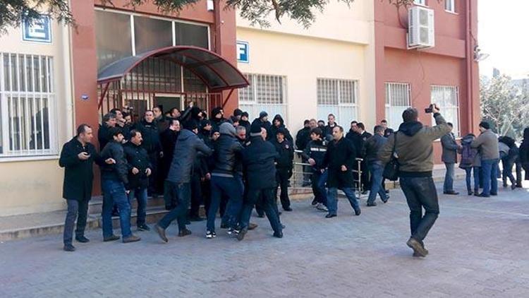 Vali’yi protesto etmek isteyen 5 üniversiteli gözaltına alındı