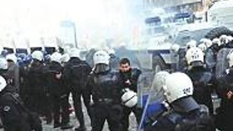 Eylemci tazyikli su ve biber gazı yedi, AK Parti Meclis’te ‘Torba’ya asıldı