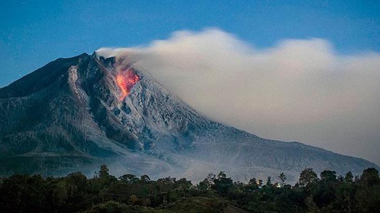 Sinabung Yanardağında korkutan patlama