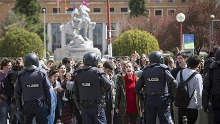 İspanyada öğrenci protestosu