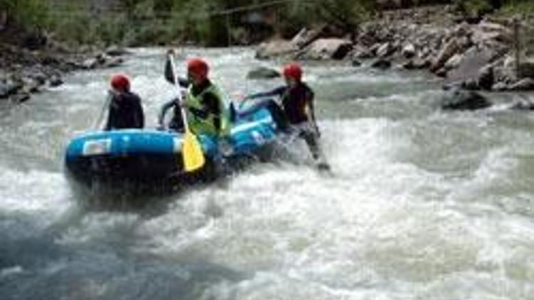 Tortum Çayında rafting heyecanı