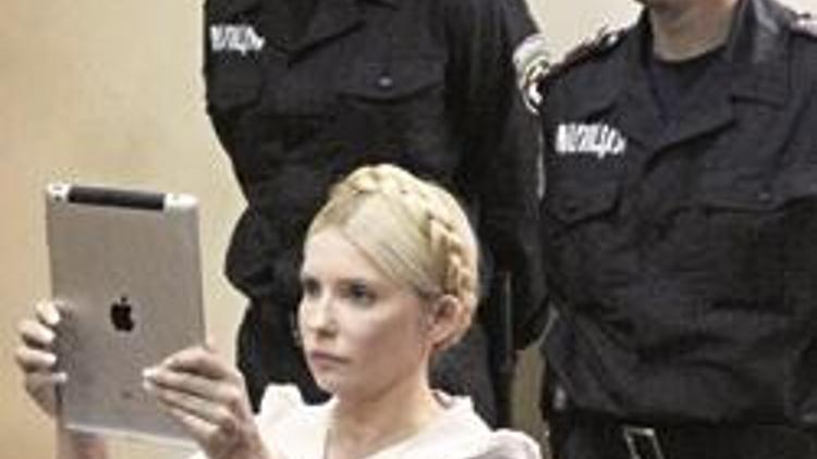 Turuncu Leydi, Twitter yüzünden tutuklandı