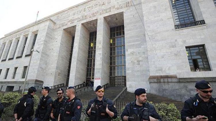 Milano Adliyesi önünde protesto