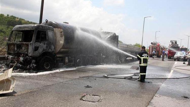 TIRın çarptığı LPG tankeri yandı, TEM kilitlendi