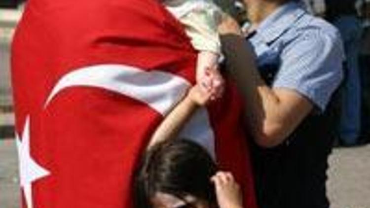 Turkish soldiers evacuate large group of Turkish citizens from Beirut