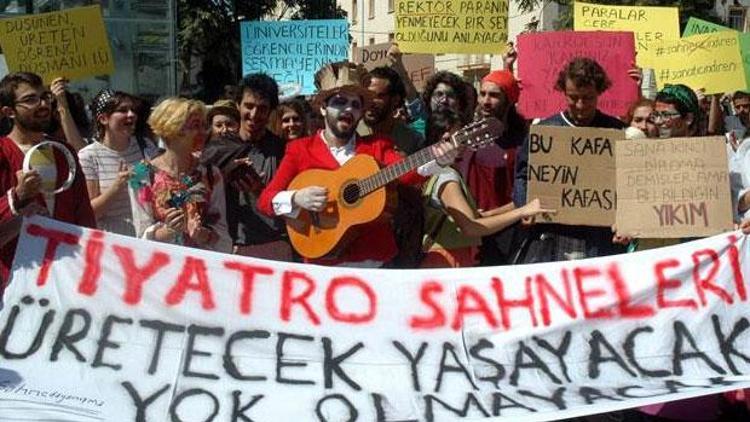 Üniversitelilerden kostümlü protesto