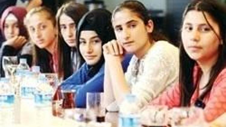Aydın Doğan Vakfı en başarılı 15 kız öğrenciye ödül verdi