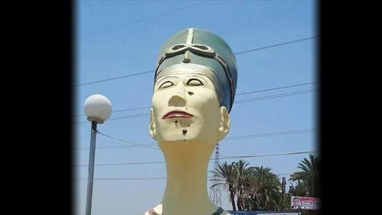 Mısırda bir kentin girişine konan Nefertiti büstü gelen eleştiriler üzerine kaldırıldı