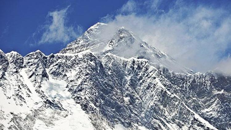 7.8’lik deprem Everest’in aklını aldı