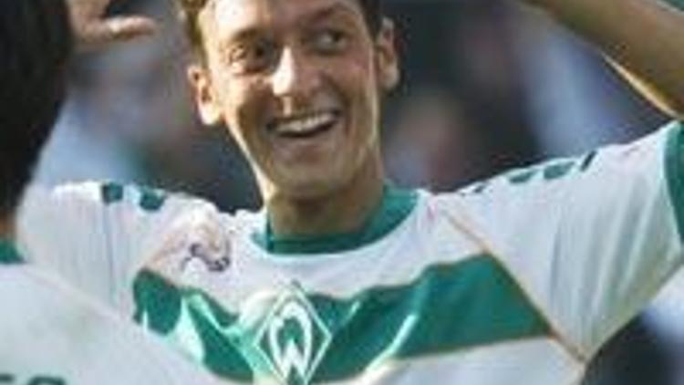 Almanlar Mesut Özili bırakmıyor