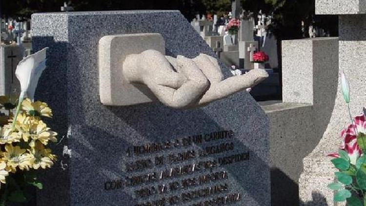 İspanyol baba mezar taşına çocukları için öyle bir şey yaptırdı ki