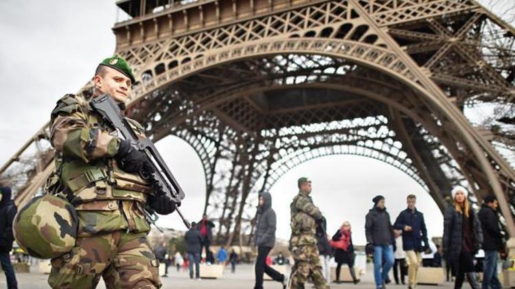 Fransa’da asker sokağa iniyor
