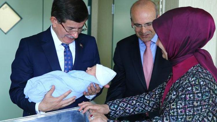 Başbakan Davutoğlu, oğlu olan Bakan Şimşeki ziyaret etti