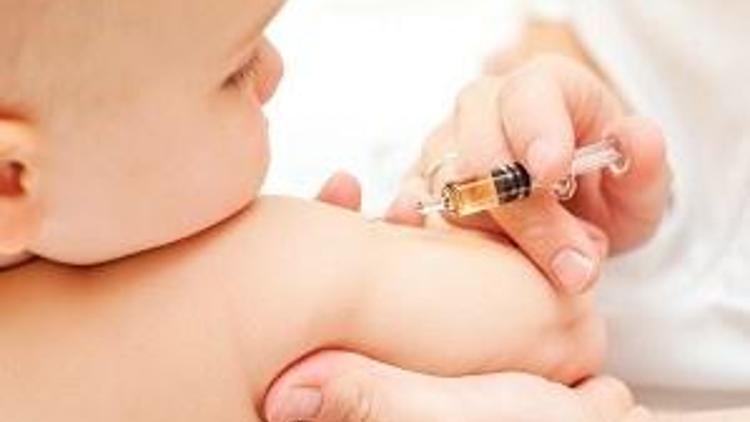 Zeynep Casalininin çocuğuna aşı yaptırmama kararı tartışılıyor