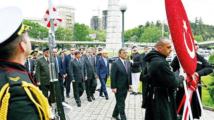 Kahramanlar Anıtı’na çelenk