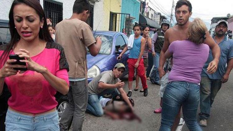 Polis memuru Venezueladaki gösteride ölen genci vurduğunu itiraf etti