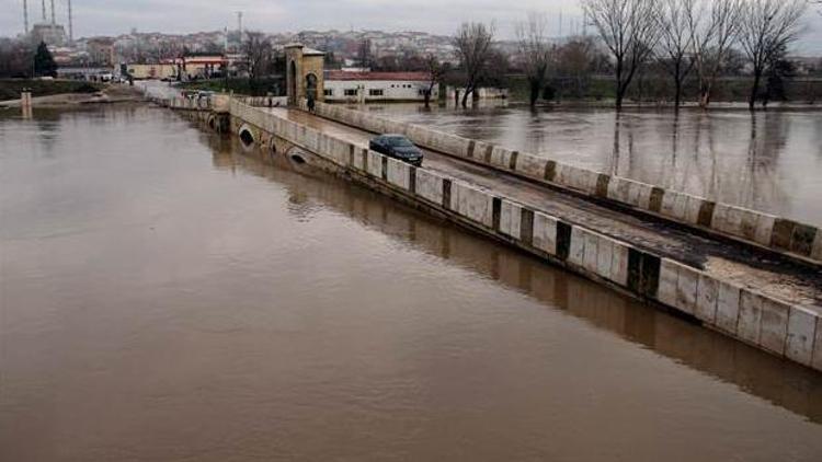 Edirnede taşan nehirlerin debisi düştü yol açıldı