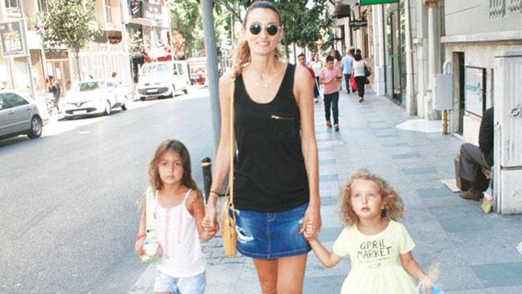 Pınar Tezcan kızlarıyla gezmede