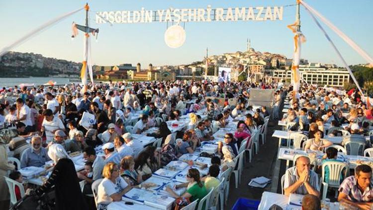 İftar ve sahurda ağır yemek yenmemeli sigara içilmemeli