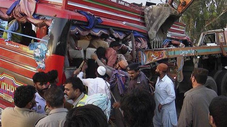 Pakistanda yolcu otobüsü kamyonla çarpıştı: 42 ölü