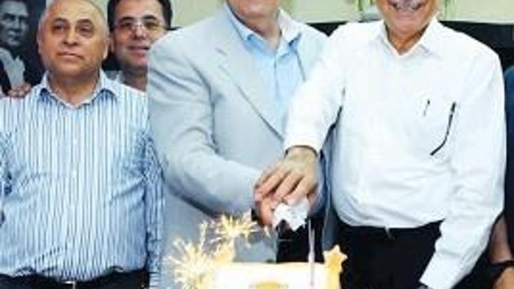 AK Parti’de pastalı kutlama