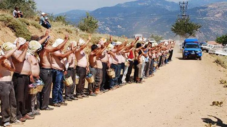 Manisada köylülerden yarı çıplak özelleştirme protestosu