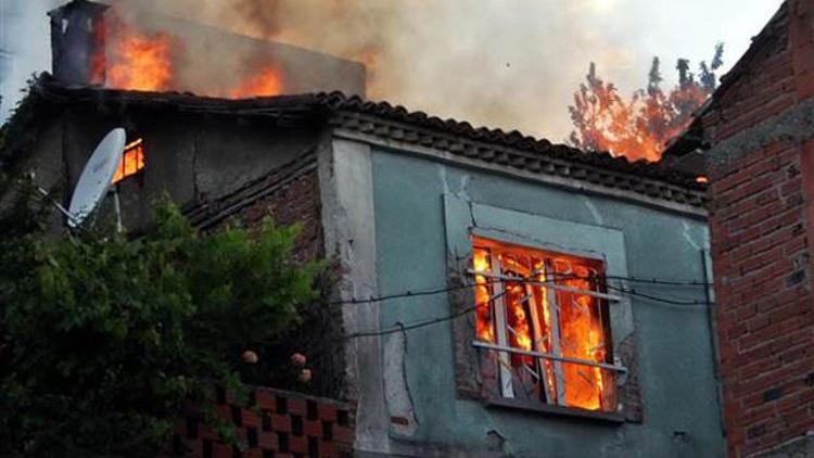 Somada yangın iki aileyi evsiz bıraktı