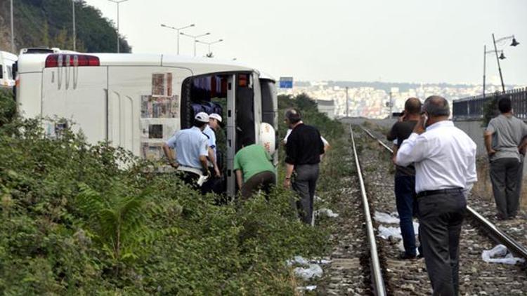 Otobüs demiryoluna uçtu: 26 yaralı