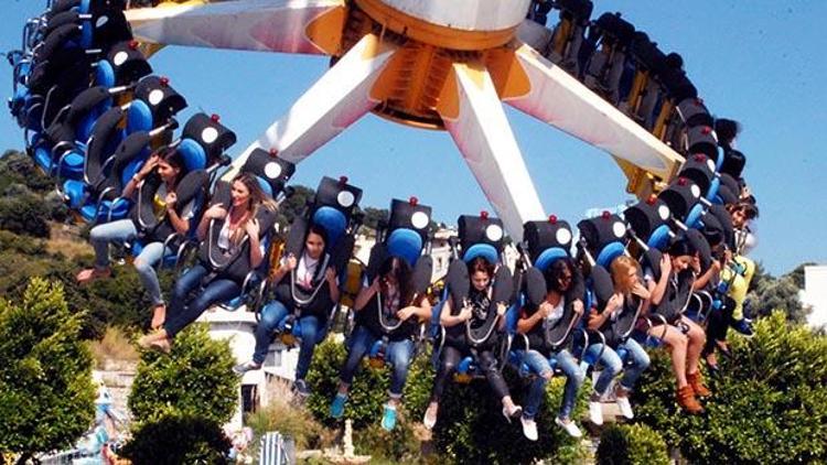 Güzeller lunaparkta stres attı