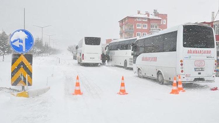 Denizli - Antalya yoluna kar engeli