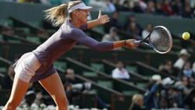 Maria Sharapova turladı