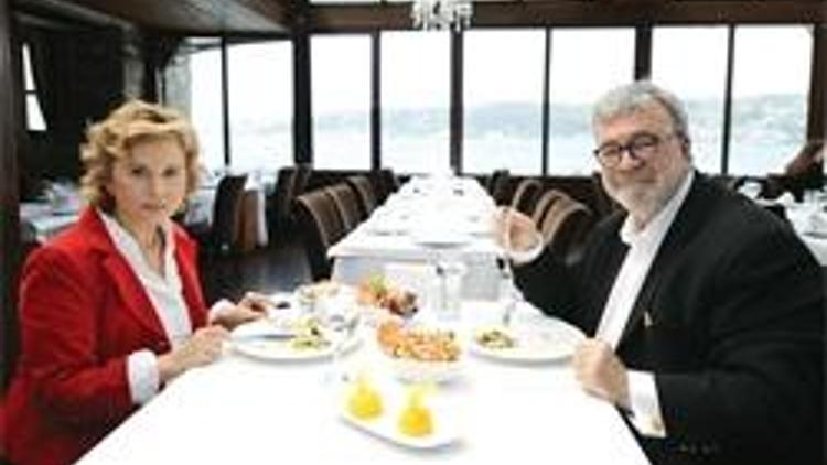 Hayrünnisa Gül iyi mantı açar Emine Erdoğan masayı donatır