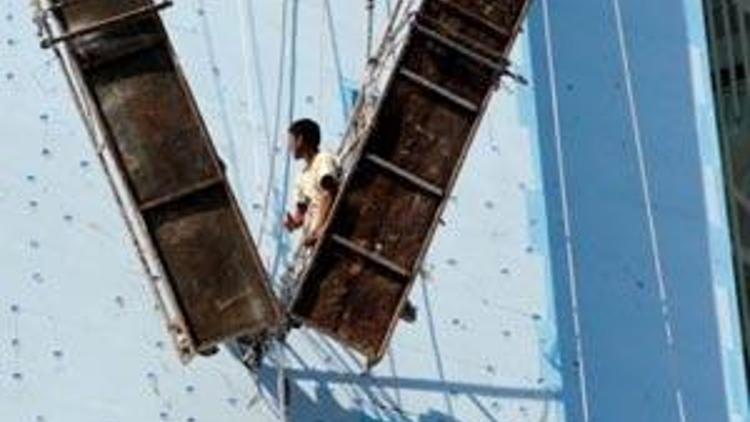 Antalyada inşaat iskelesi çöktü: 1 ölü