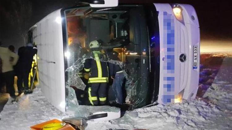 Konyada yolcu otobüsü devrildi: 25 yaralı