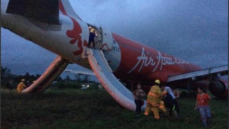 Filipinlerde AirAsia Zest uçağı pistten çıktı