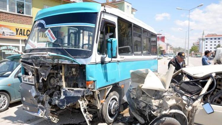 Dolmuş ile otomobil çarpıştı: 15 yaralı