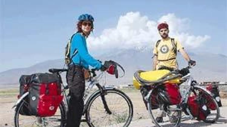 İki bisikletli öğretmen dört ülke, üç bin kilometre