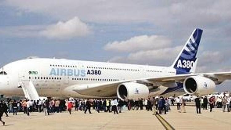 A-380 İstanbul’u selamladı THY ‘tarihi sipariş’ havası attı