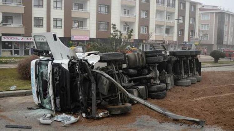 Ankarada devrilen metanol yüklü TIR , AFAD ekiplerini alarma geçirdi