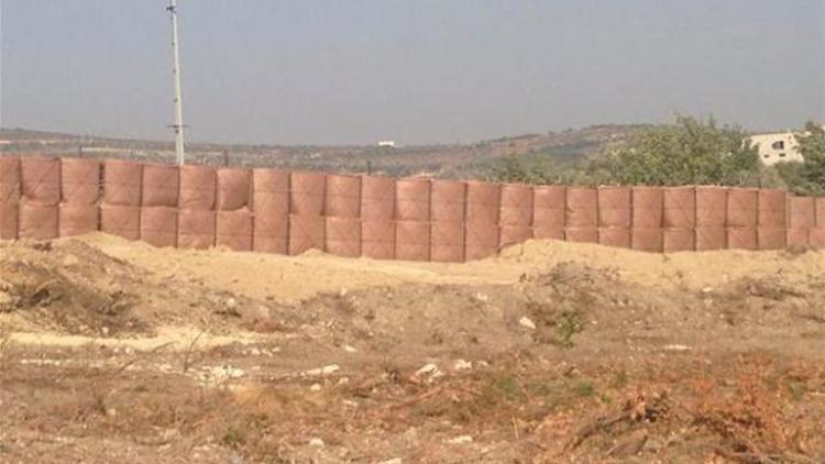Hatay’da Suriye sınırına roketatara dayanıklı duvar örülüyor