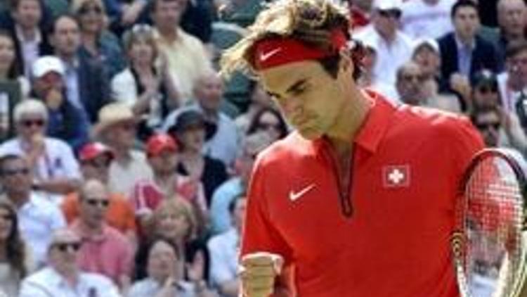 Federer liderliğe devam etti