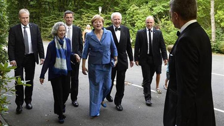 Angela Merkelin kıyafet seçimine kırık not