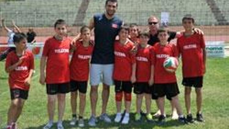 A Milliler mini voleybol kortunda