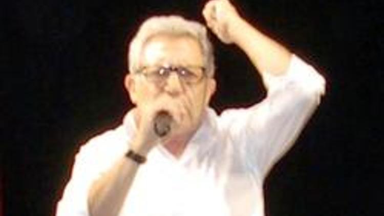 Zülfü Livaneli Mersin konserinde saldırıya uğradı